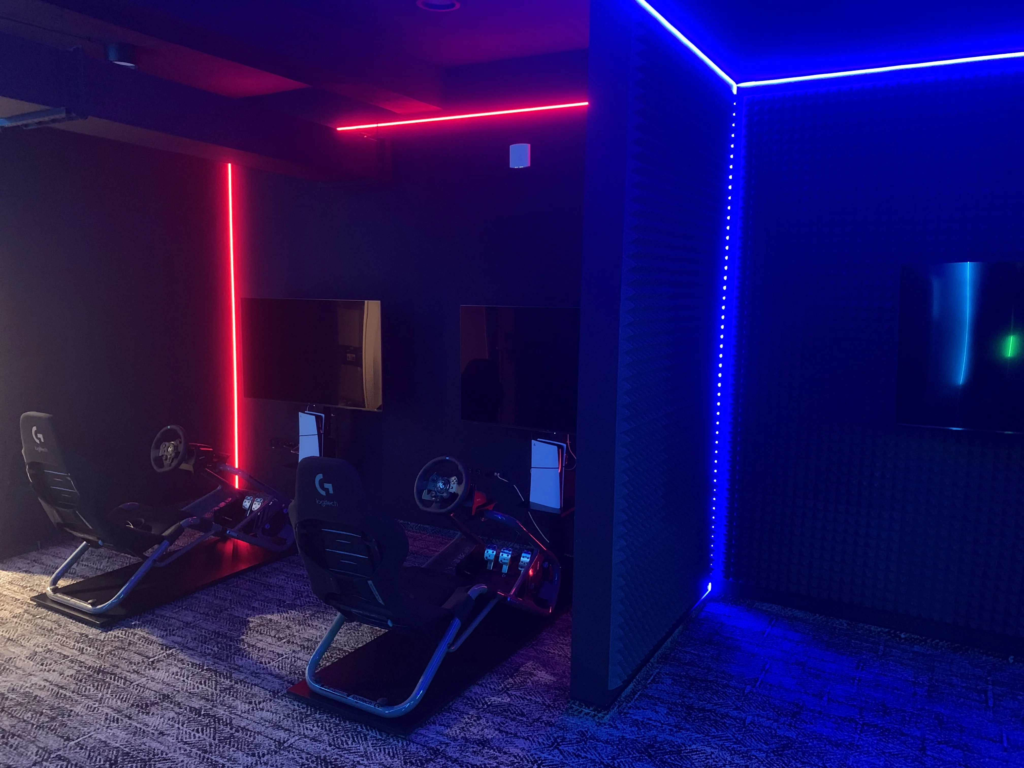 Závodní simulátory v hotelové herní zóně