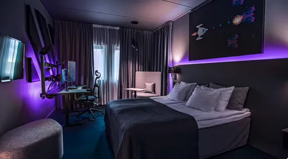 Gaming room v hotelovém pokoji