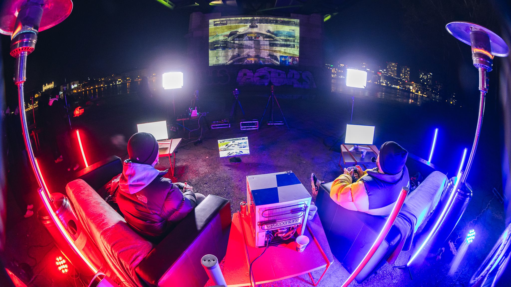 An influencer showdown like no other — that was the winter Winter Gaming Night event with Red Bull Zubr. YouTubers menameselassie and Asimister tested their skills in an outdoor setting.