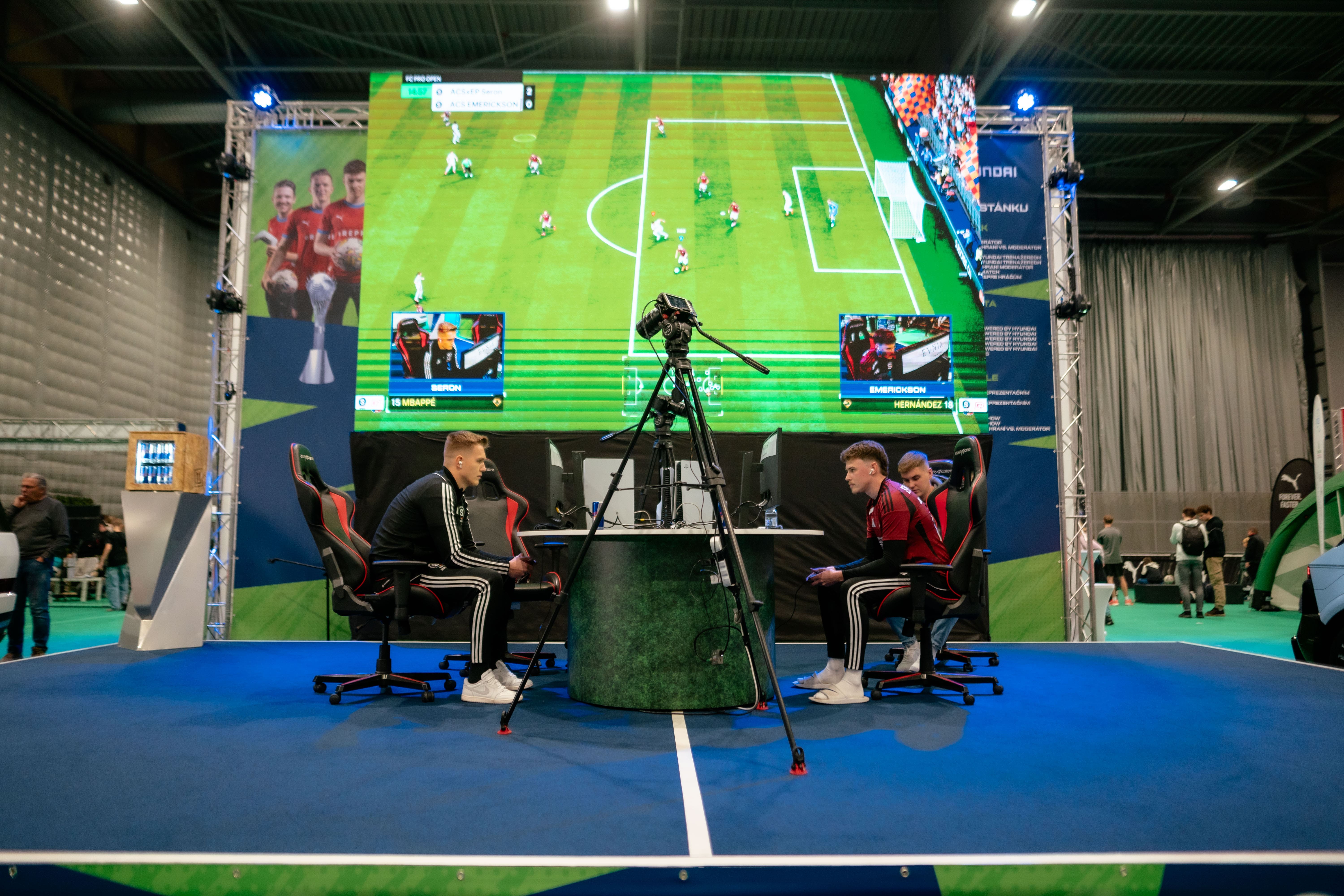Seron vs. Emerickson playing EA FC head-to-head at the National Championship Gaming Festival.