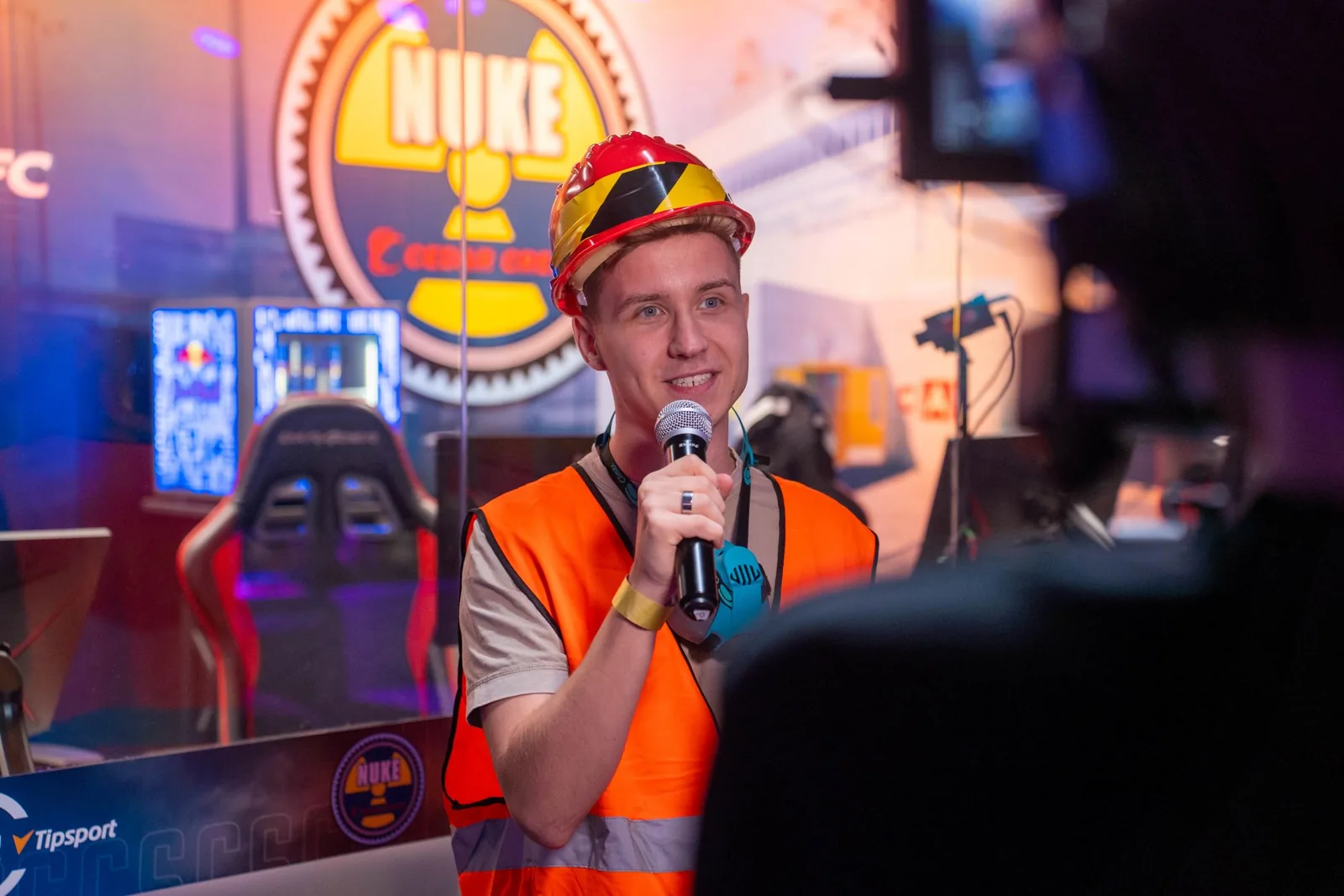 Davkouny uvádí zápas v turnaji Tipsport MČR CS ve Vodafone PLAYzone Areně