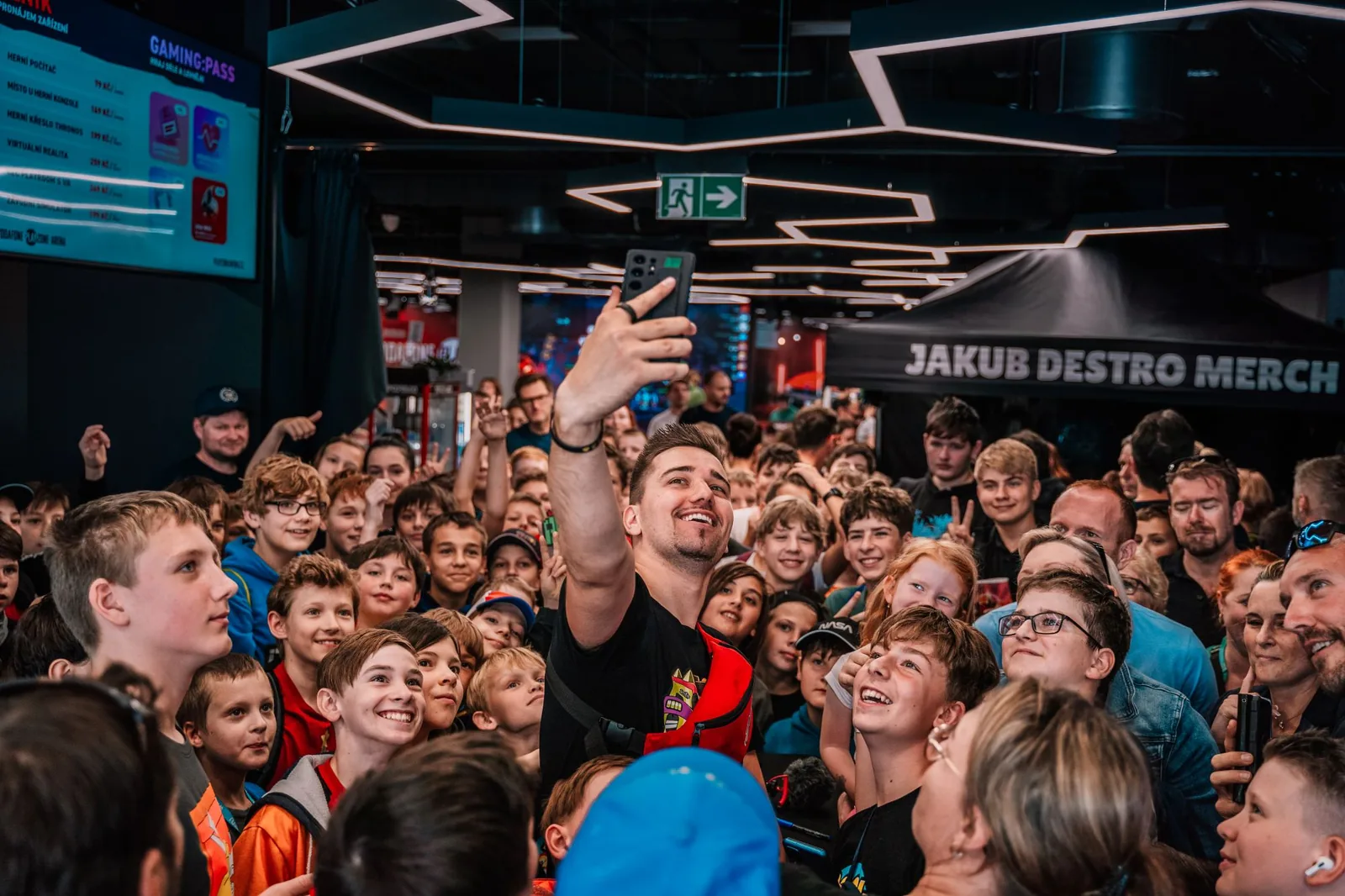 Jakub Destro na srazu se svými fanoušky zaplnil Vodafone PLAYzone Arenu