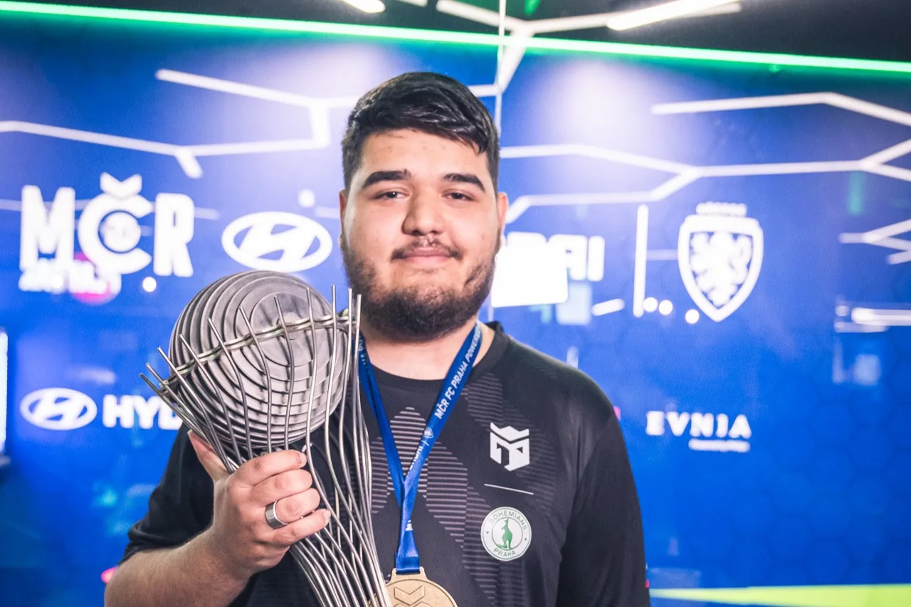 Matejs s trofejí pro vítěze MČR FC powered by Hyundai