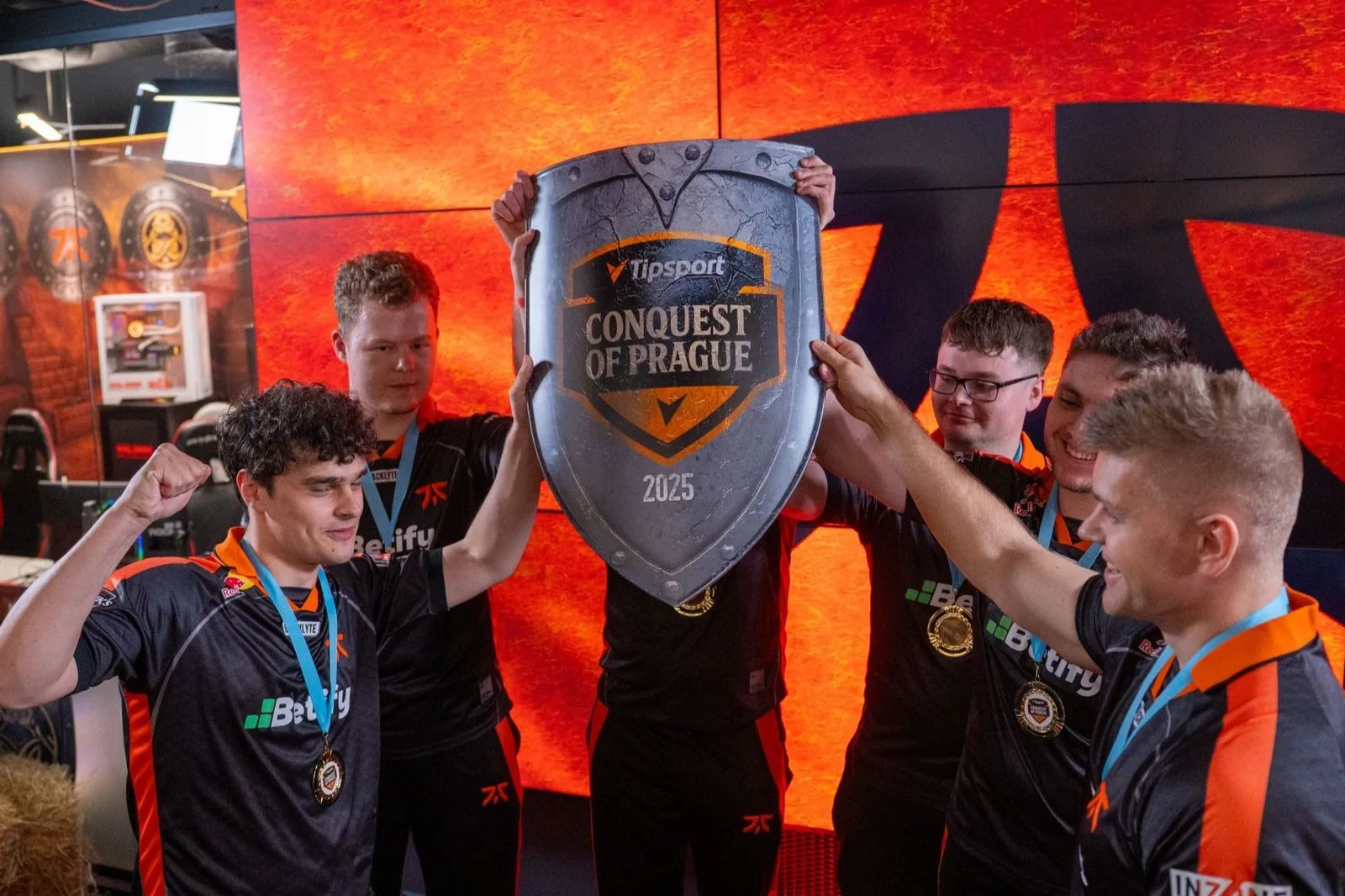 Tým Fnatic vítězí na turnaji Tipsport Conquest of Prague 2025 ve Vodafone PLAYzone Areně