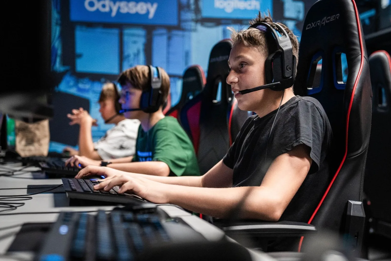 Děti hrají počítačové hry během příměstských kempů ve Vodafone PLAYzone Areně