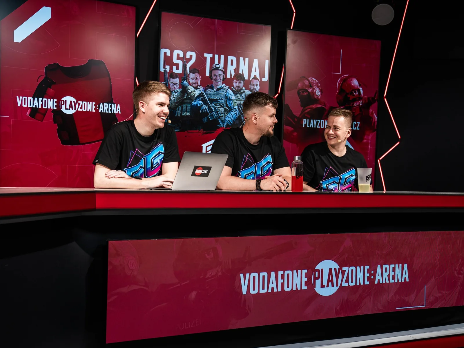 Moderátoři ve studiu ve Vodafone PLAYzone Areně