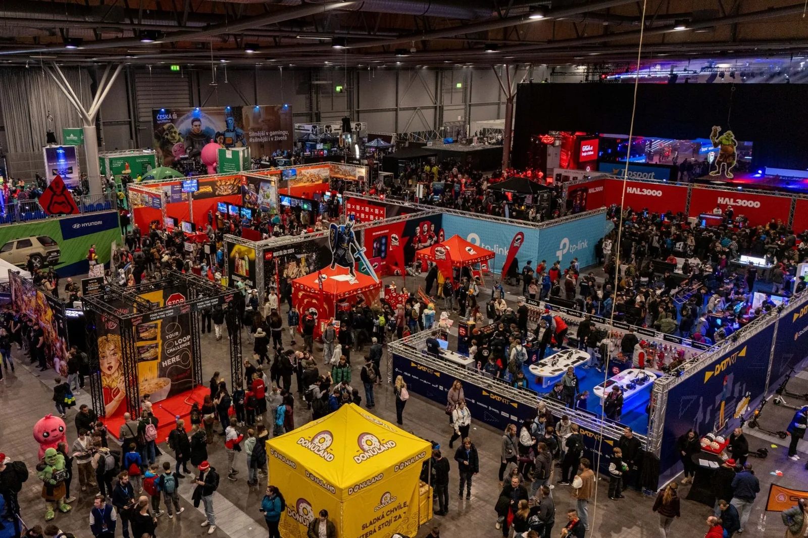 Expozice vystavovatelů během Herního festivalu MČR 2025